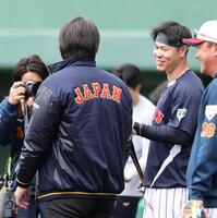 松井秀喜氏（左）と談笑する佐藤輝（撮影・伊藤笙子）