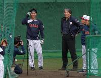 松井秀喜氏と談笑する森下（撮影・金田祐二）