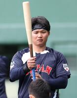 バットを見つめる森下（撮影・伊藤笙子）