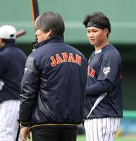 松井秀喜氏（手前）の話を聞く森下（撮影・伊藤笙子）