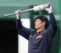 バットを手にする坂本（撮影・伊藤笙子）