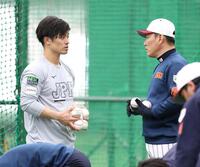 居残り練習を終え、井端監督（右）と会話を交わす坂本（撮影・伊藤笙子）