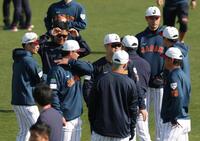 ダルビッシュ有とピッチコムについてアドバイスを受けた坂本、中村悠ら（撮影・金田祐二）