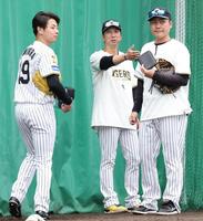 ブルペン投球を終え、藤川監督（右から２人目）と言葉を交わす下村（撮影・西田忠信）