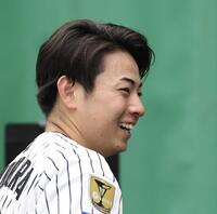 ブルペンの投げ込みを終え、笑顔を見せる下村（撮影・田中太一）