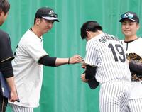 ブルペン投球を終えた下村（右）とグータッチする藤川監督（撮影・西田忠信）