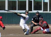 ５回、右前へ適時打を放つ中野（撮影・立川洋一郎）