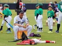 野球教室で笑顔を見せる大山（撮影・山口登）