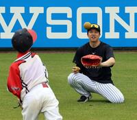 野球教室で子どもとキャッチボールする才木（撮影・山口登）