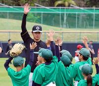 野球教室で子どもたちとふれあう高橋（撮影・山口登）