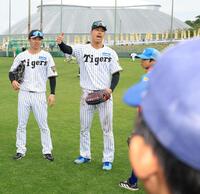 子どもたちに練習開始の号令をかける岡城（撮影・坂部計介）