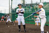 バッティングを褒める糸原（撮影・坂部計介）