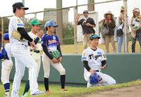 子どもたちと笑顔で話す岩崎（右）＝撮影・坂部計介