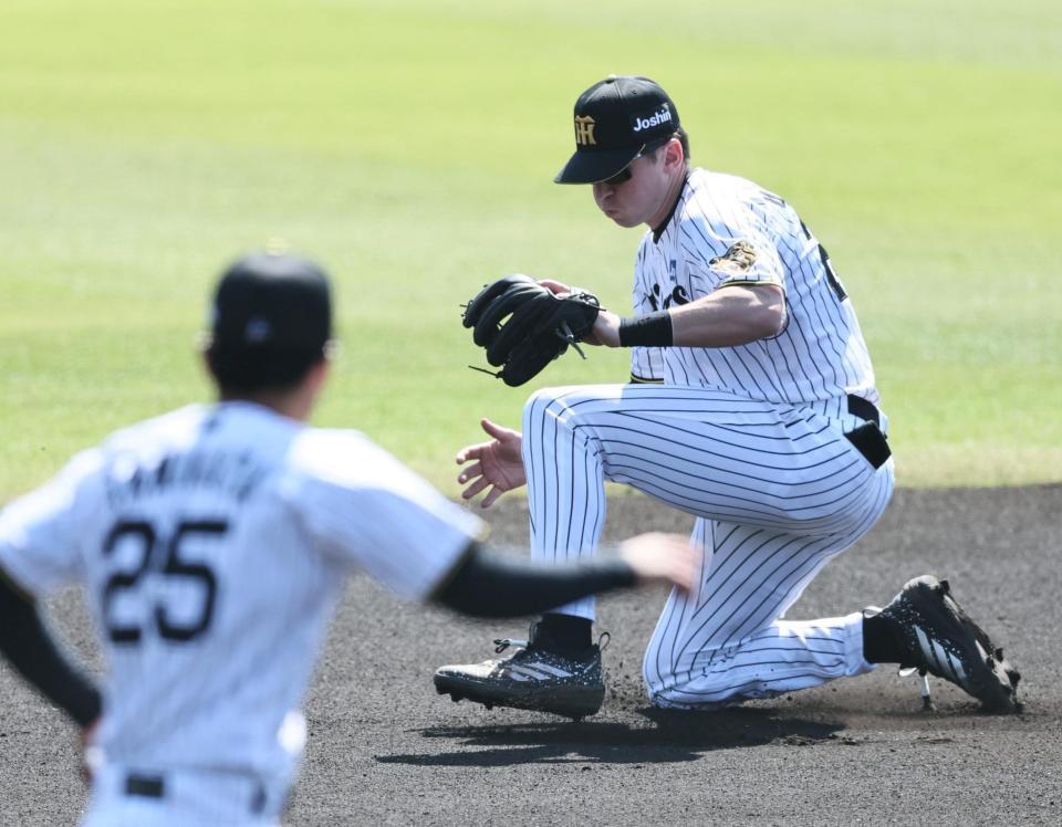 １回、吉野の打球をさばくディベイニー（撮影・田中太一）