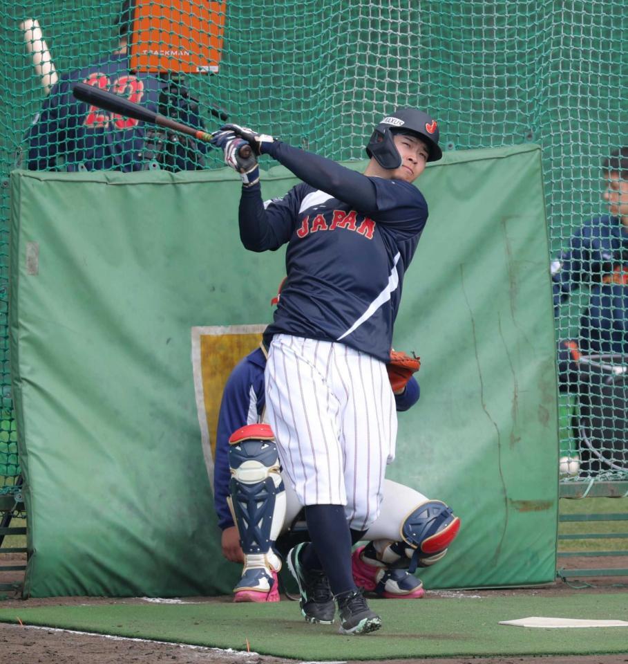 　打撃練習する佐藤輝（撮影・金田祐二）