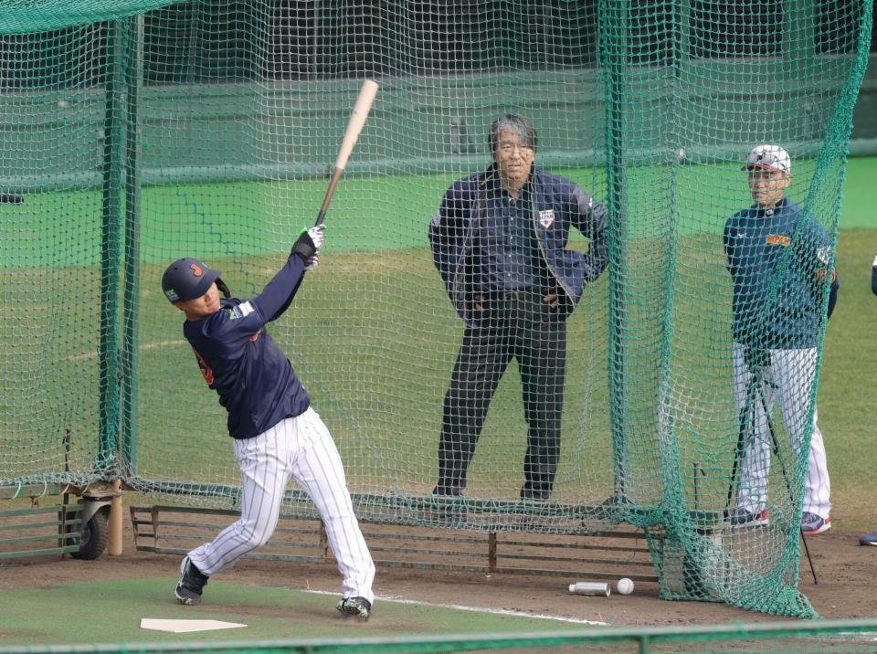 　松井秀喜氏の前で打撃練習する森下（撮影・金田祐二）