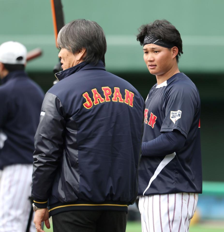 松井秀喜氏（手前）の話を聞く森下（撮影・伊藤笙子）