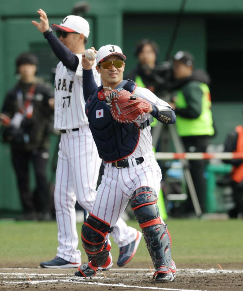 　シートノックで軽快な動きをみせる坂本（撮影・金田祐二）