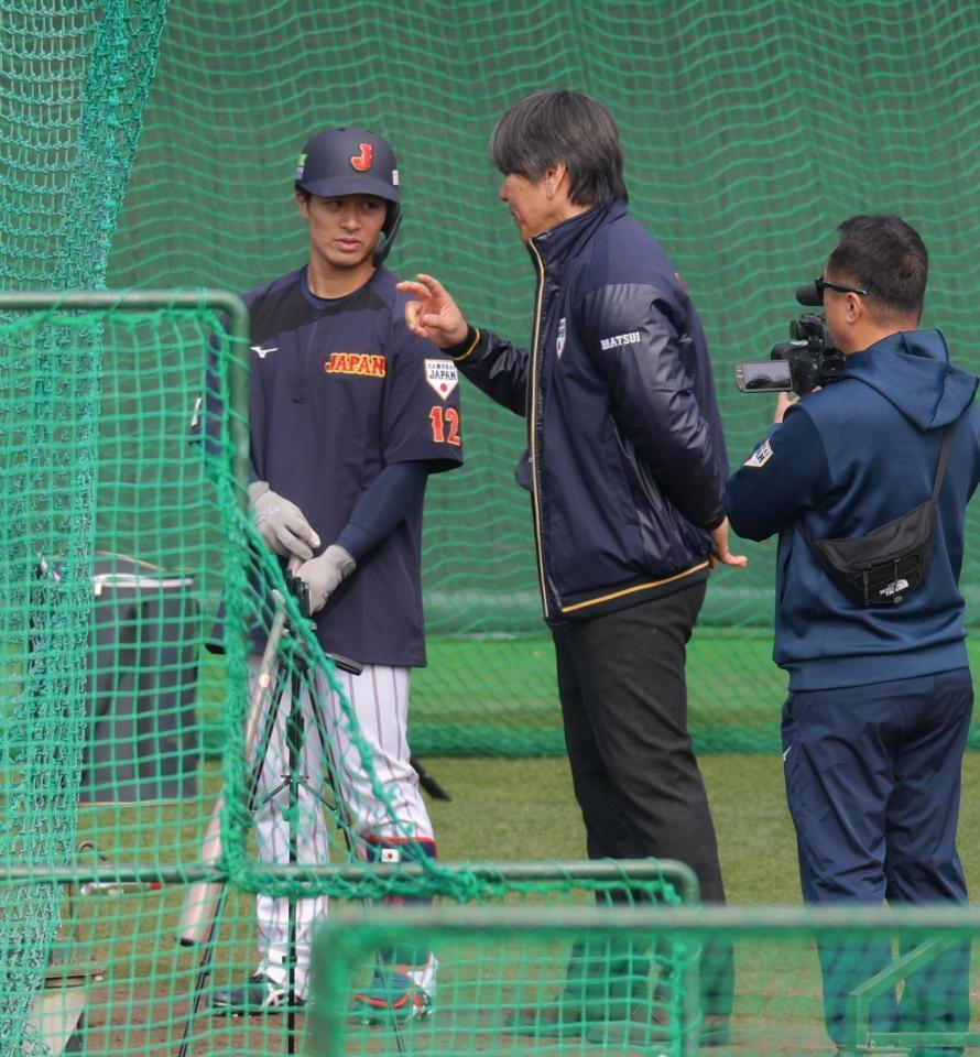 松井秀喜氏と話す坂本（撮影・金田祐二）