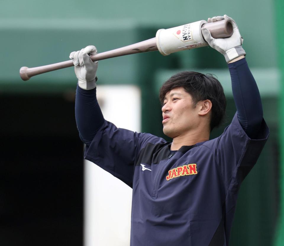 バットを手にする坂本（撮影・伊藤笙子）