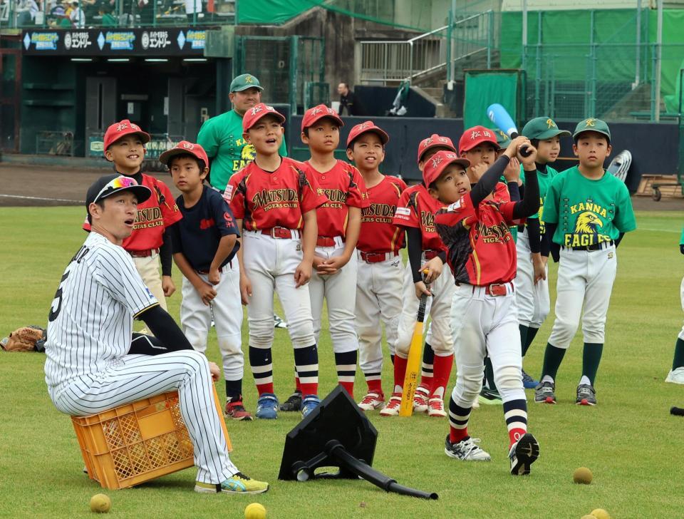 野球教室で子どもたちと、ティー打撃をする近本（撮影・山口登）