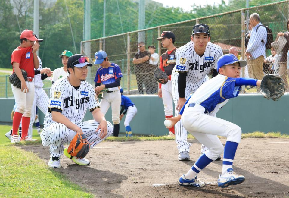 子どものピッチングを見る岩貞（左）と茨木（撮影・坂部計介）
