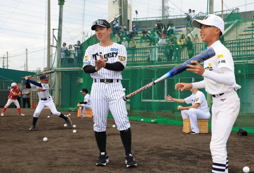 バッティングを褒める糸原（撮影・坂部計介）