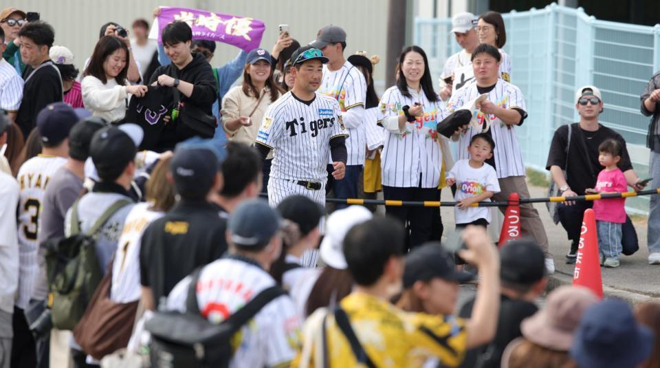 多数のファンに囲まれ移動する岩崎（撮影・坂部計介）