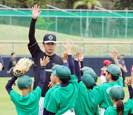 　野球教室で子どもたちと触れ合う高橋（撮影・山口登）