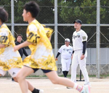 小学校を訪問し、児童と交流する秋山ＢＡ（右）と亀山氏（同２人目）＝撮影・西田忠信