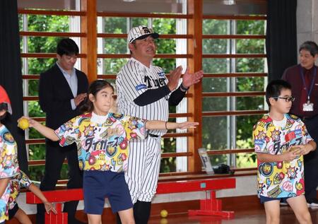 小学校を訪問し、児童と交流した亀山氏（撮影・西田忠信）