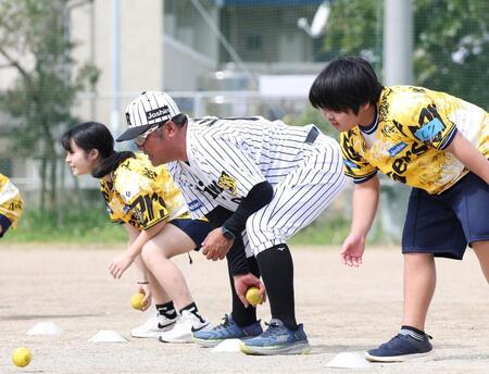 児童と交流する亀山氏（中央）＝撮影・西田忠信