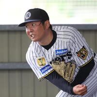 ライブＢＰの登板を終え、更にブルペンで投げ込む西勇（撮影・坂部計介）