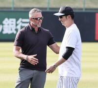 再会を喜ぶ藤川監督とジェフ・ウィリアム駐米スカウト（撮影・田中太一）