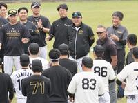 ナインにあいさつするジェフ・ウィリアムス駐米スカウト（撮影・田中太一）