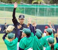 　野球教室で子どもたちと触れ合う高橋（撮影・山口登）