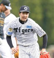 　守備練習をする才木（撮影・西田忠信）