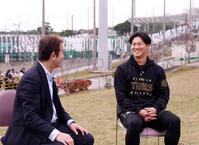 中田良弘氏（左）と笑顔で対談する及川（撮影・西田忠信）