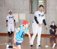 小学校を訪問し、児童と交流した亀山氏（左）と秋山ＢＡ（右）＝撮影・西田忠信