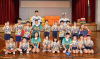 児童と写真に納まる（後列左から）秋山ＢＡと亀山氏（撮影・西田忠信）