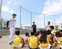 青空の下で児童に話をする秋山ＢＡ（左）＝撮影・西田忠信