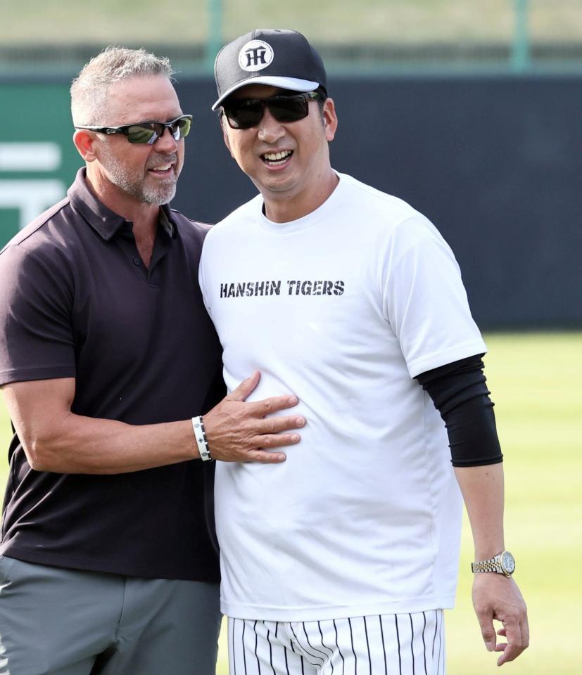 藤川監督との再会を喜ぶウィリアムス駐米スカウト（撮影・田中太一）