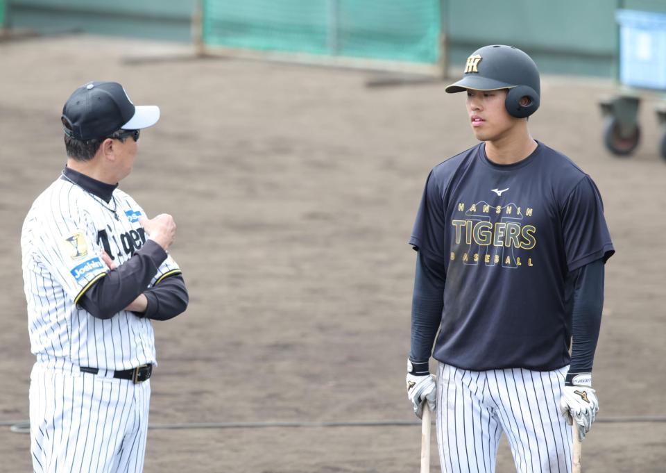 平田２軍監督（左）から声をかけられる岡城＝撮影・坂部計介