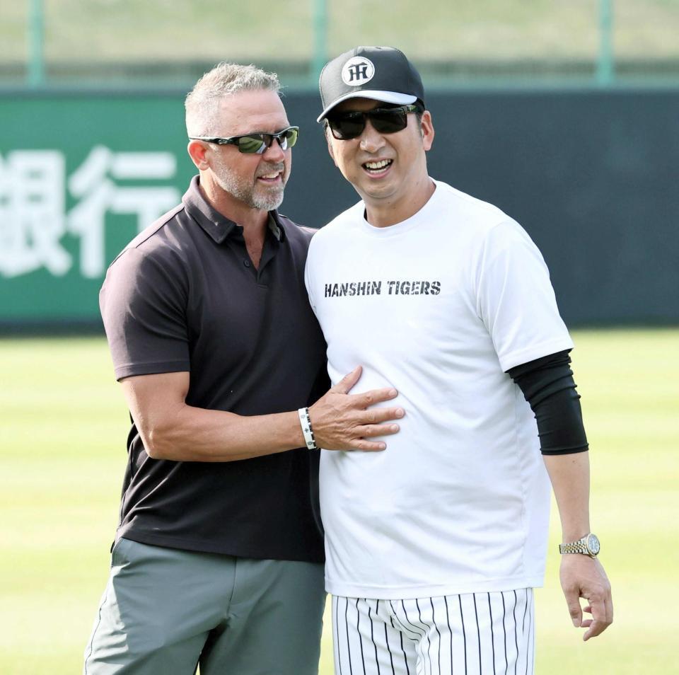 　藤川監督（右）との再会を喜ぶウィリアムス駐米スカウト（撮影・田中太一）