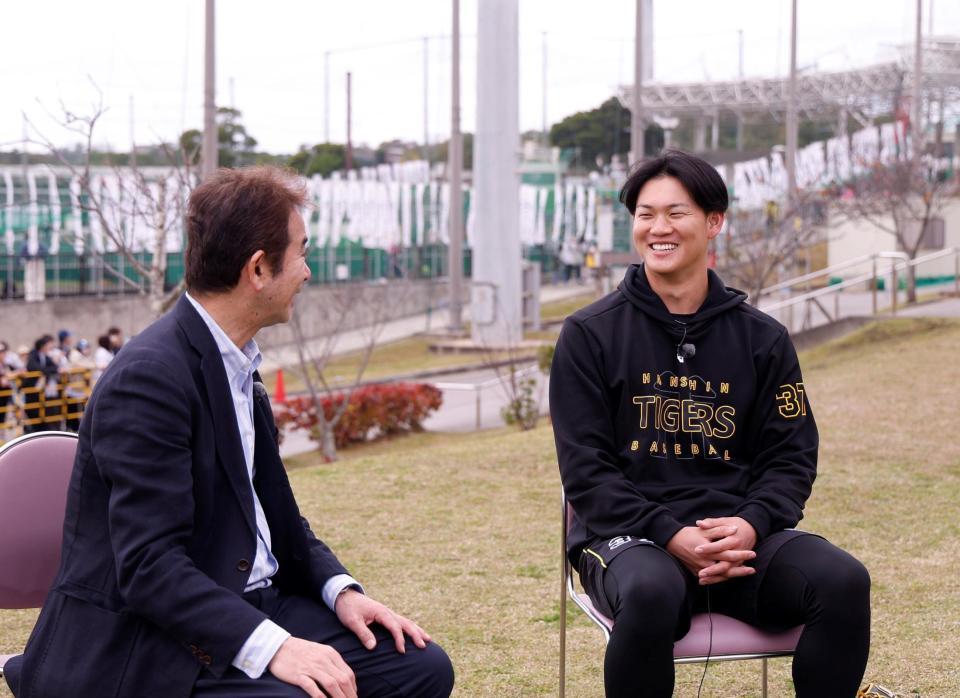 中田良弘氏（左）と笑顔で対談する及川（撮影・西田忠信）