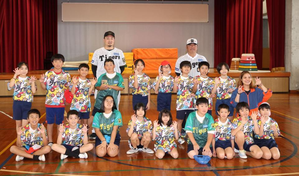 児童と写真に納まる（後列左から）秋山ＢＡと亀山氏（撮影・西田忠信）