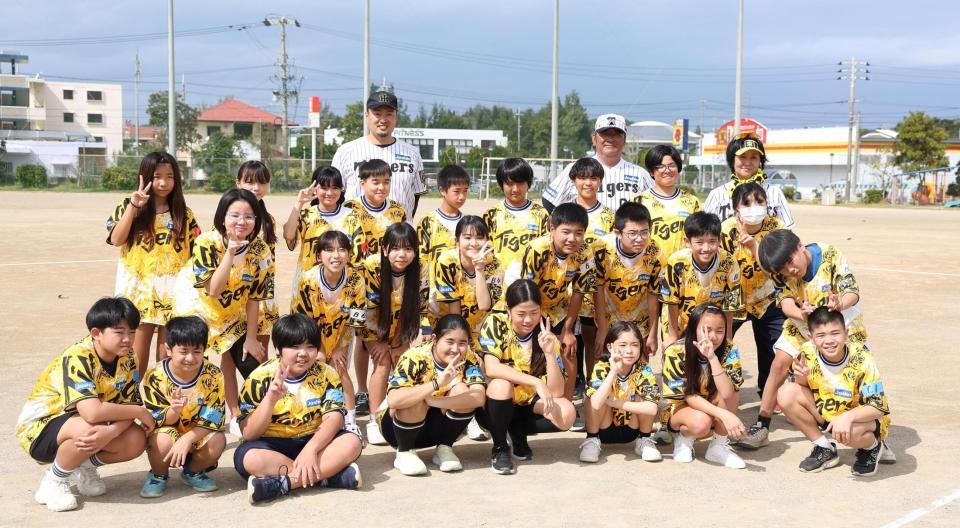 交流した児童らと写真に納まる（後列左から）秋山ＢＡと亀山氏（撮影・西田忠信）
