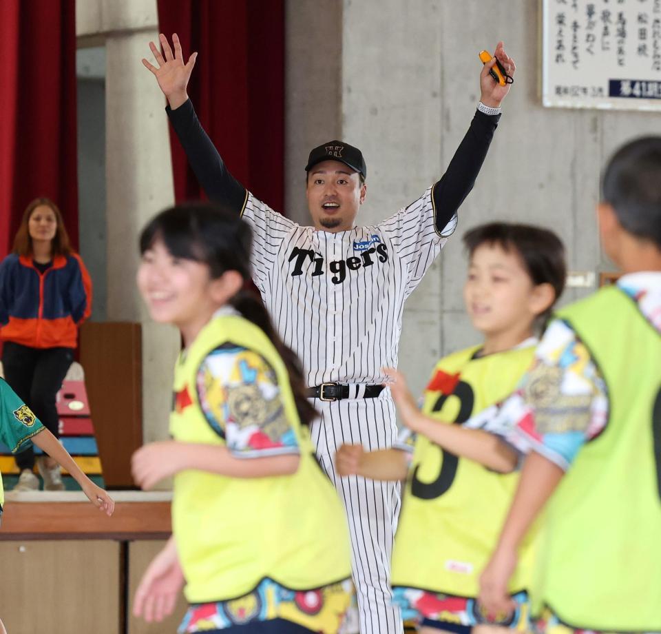 小学校を訪問し、児童と交流した秋山ＢＡ（撮影・西田忠信）