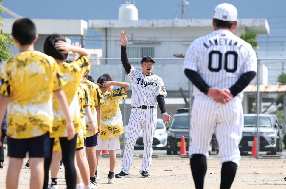 児童に話をする秋山ＢＡ。右は亀山氏（撮影・西田忠信）