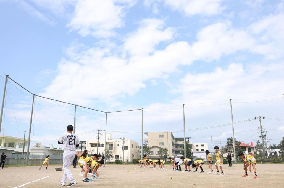 青空の下で児童と交流する秋山ＢＡ（２１）＝撮影・西田忠信